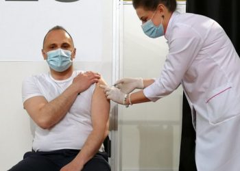 Filipçe u vaksinua kundër Kovid-19 me vaksinën kineze “Sinofarm”