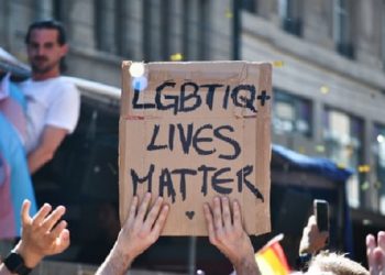 Hungarezët kanë protestuar të hënën jashtë parlamentit në Budapest, kundër shtypjes së të drejtave të LGBTIQ-së nga Orban