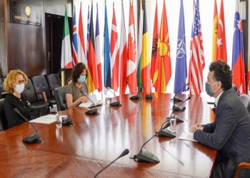 Projekti i inovacionit nga Maqedonia Veriore merr mbështetjen e NATO-s për krijimin e një uniforme të ushtrisë që do të njohë gazin nervor