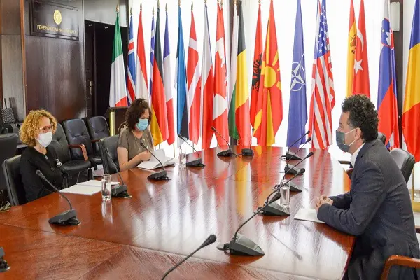 Projekti i inovacionit nga Maqedonia Veriore merr mbështetjen e NATO-s për krijimin e një uniforme të ushtrisë që do të njohë gazin nervor