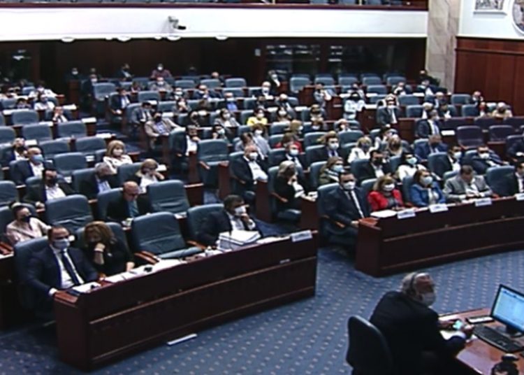 Deputetët miratuan që afati për gjendjen e krizës të vazhdojë deri në fund të vitit