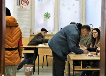Burrë dhe grua të pandarë edhe pas paravanit votues