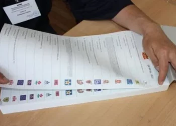 Pasi kanë votuar, i kanë kthyer fletëvotimet në anën e kundërt, në mënyrë që të tregojnë se për kë kanë votuar