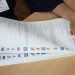 Pasi kanë votuar, i kanë kthyer fletëvotimet në anën e kundërt, në mënyrë që të tregojnë se për kë kanë votuar