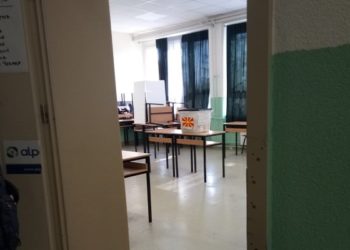 Në Sh.F. “25 Maji”, Gazi Babë, qytetarët votojnë në paravanë të improvizuara nga hamerë shkollor