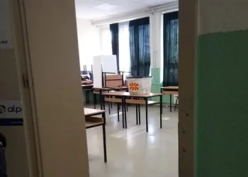 Paravanin e dedikuar për votimin e personave me aftësi të kufizuara fizike, Bordi Zgjedhor e shfrytëzon si mbrojtës nga dielli