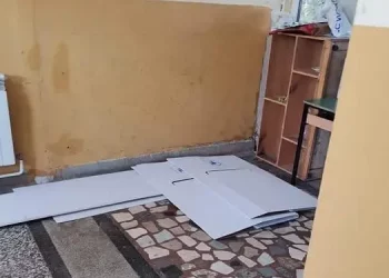 Paravane për votues me aftësi të kufizuara të hedhura në korridor në Kumanovë