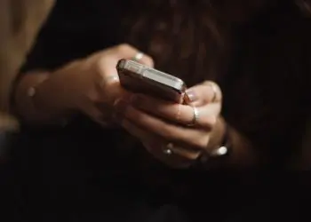Drejtues i një institucioni arsimor u dërgon SMS-ftesë punonjësve për “pjesëmarrje të obligueshme” në tubim të BDI-së