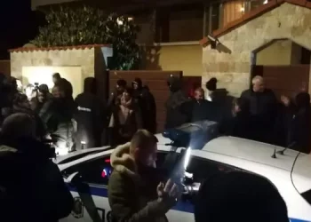 Borisovi në automjet policor e lëshon shtëpinë e tij