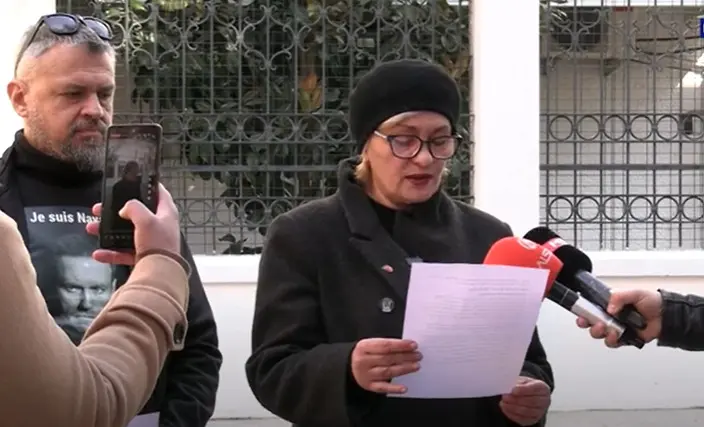 (VIDEO) Letër proteste para Ambasadës ruse në Shkup: Ne jemi Navalny!
