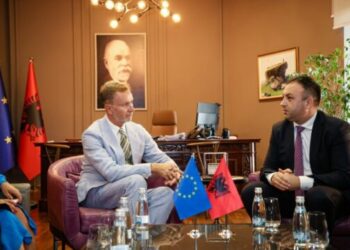 Sundimi i ligjit thelbësor për anëtarësimin e Shqipërisë në Bashkimin Evropjan: Ambasadori i BE në Tiranë takohet me ministrin e Brendshëm
