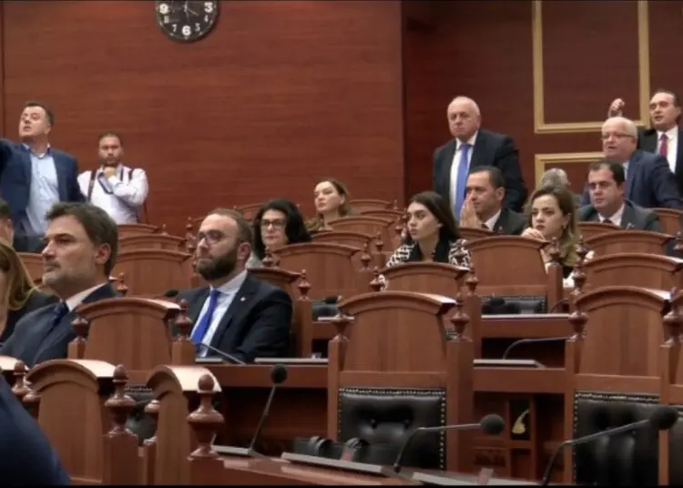 Partia Demokratike e Shqipërisë vendos për hapat e radhës në parlament pas djegies së karrigeve
