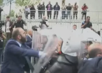 Përleshje në hyrje të Kuvendit, deputetët e PD përplasen ashpër me efektivët e FNSH-së. Garda ndërhyn për t’i ndarë