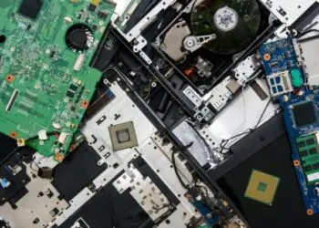 Hulumtimi: Inteligjenca artificiale mund të krijojë 1000 herë më shumë mbetje elektronike deri në vitin 2030