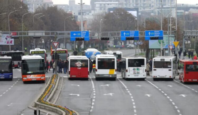 Transportuesit privatë në Shkup sërish i kanë tërhequr nga qarkullimi autobusët e tyre