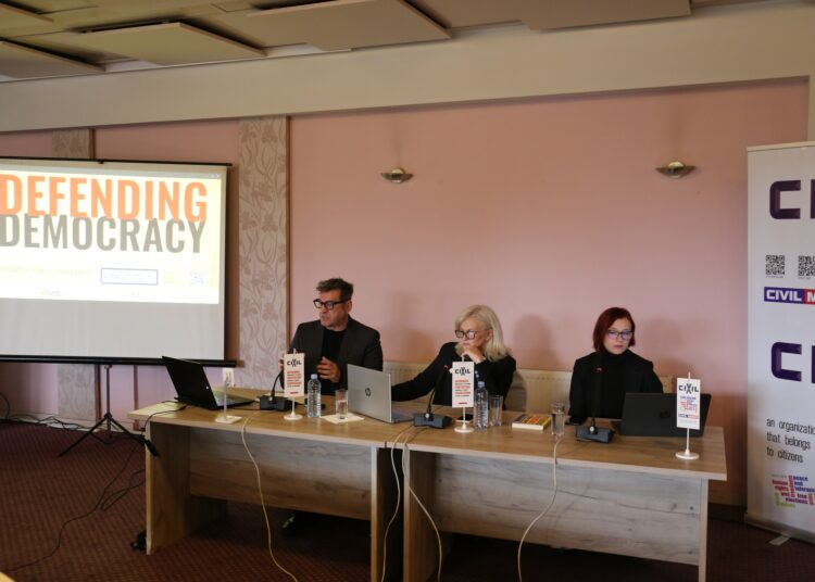 Mbrojtja e Demokracisë: Fushëbeteja e së Vërtetës – Konferencë Kombëtare për Shtyp (08.10.2025)