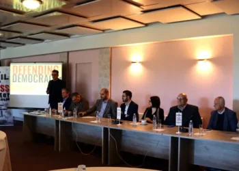 Mbrojtja e Demokracisë: Fushëbeteja e së Vërtetës – Nga Vështrimi në Veprim