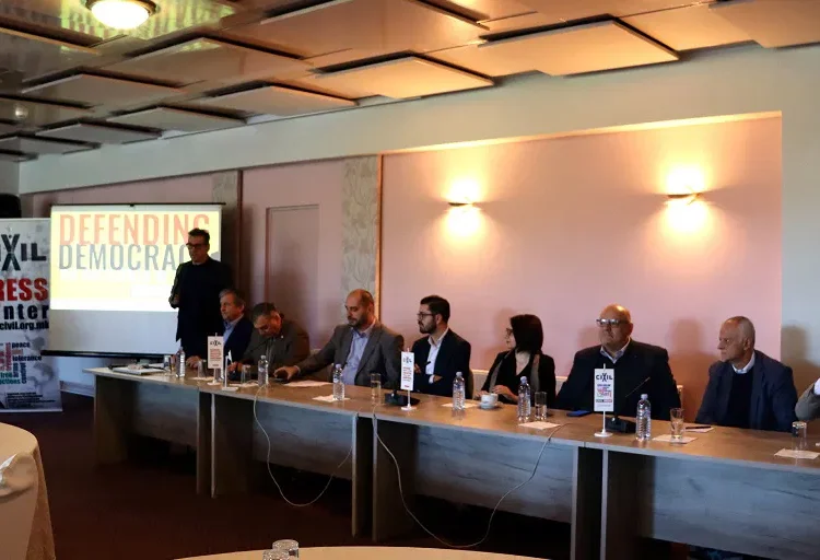 Mbrojtja e Demokracisë: Fushëbeteja e së Vërtetës – Nga Vështrimi në Veprim
