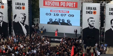 Dhjetëra mijëra në „Marshin për Liri“ në Prishtinë – tubimi që tejkaloi ndasitë politike