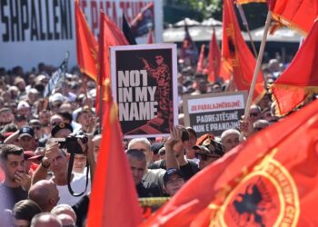 Mijëra protestuan në Prishtinë kundër aktgjykimit për ish-krerët e Ushtrisë Çlirimtare të Kosovës