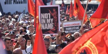 Mijëra protestuan në Prishtinë kundër aktgjykimit për ish-krerët e Ushtrisë Çlirimtare të Kosovës
