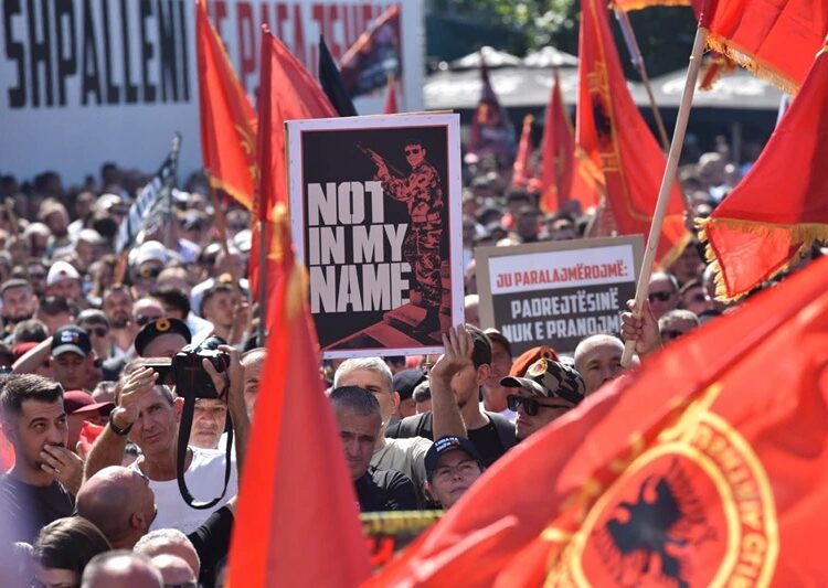 Mijëra protestuan në Prishtinë kundër aktgjykimit për ish-krerët e Ushtrisë Çlirimtare të Kosovës